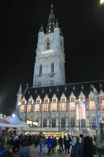 kerstmarkt bij belfort.jpg - Bij het Belfort en de lakenhal is ook een kerstmarkt ingericht.